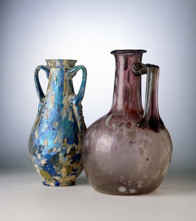 Een amphora en een fles, beide versierd met 